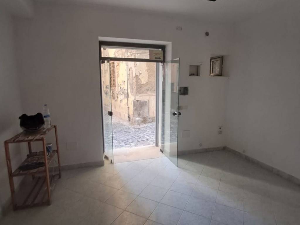 locale commerciale in affitto a Pozzuoli