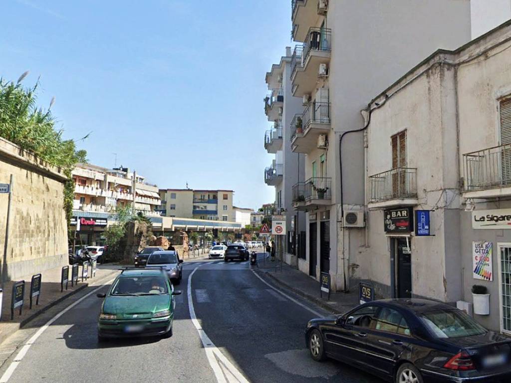 negozio in affitto a Pozzuoli