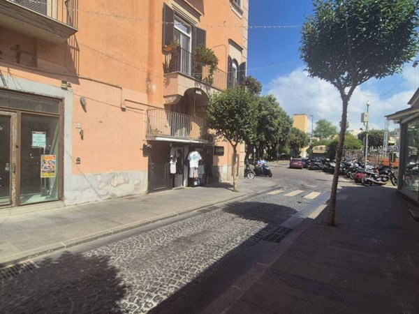 negozio in affitto a Pozzuoli