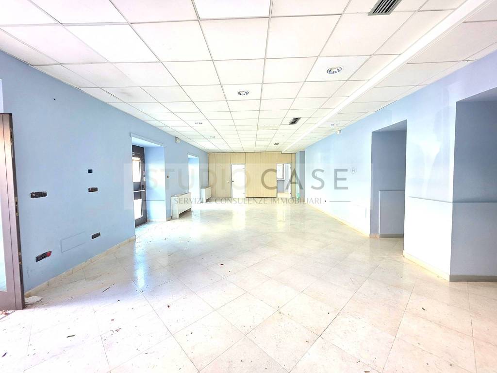 negozio in affitto a Pozzuoli