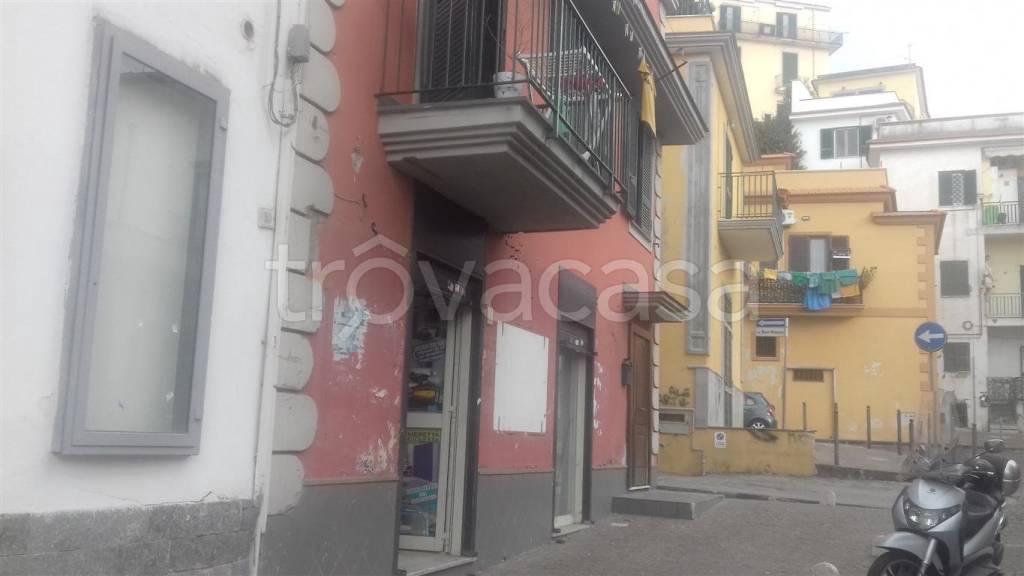 negozio in affitto a Pozzuoli