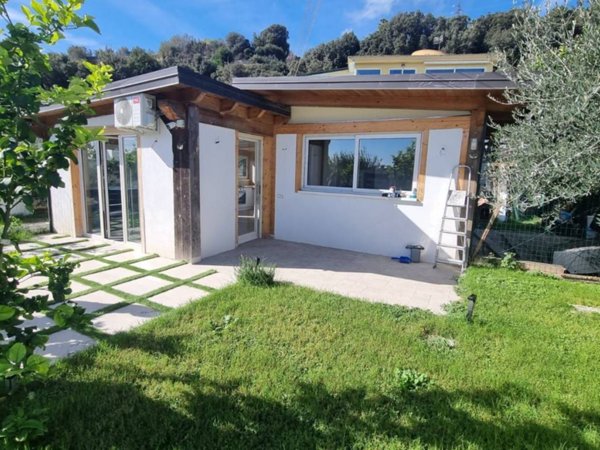 casa indipendente in affitto a Pozzuoli in zona Lucrino