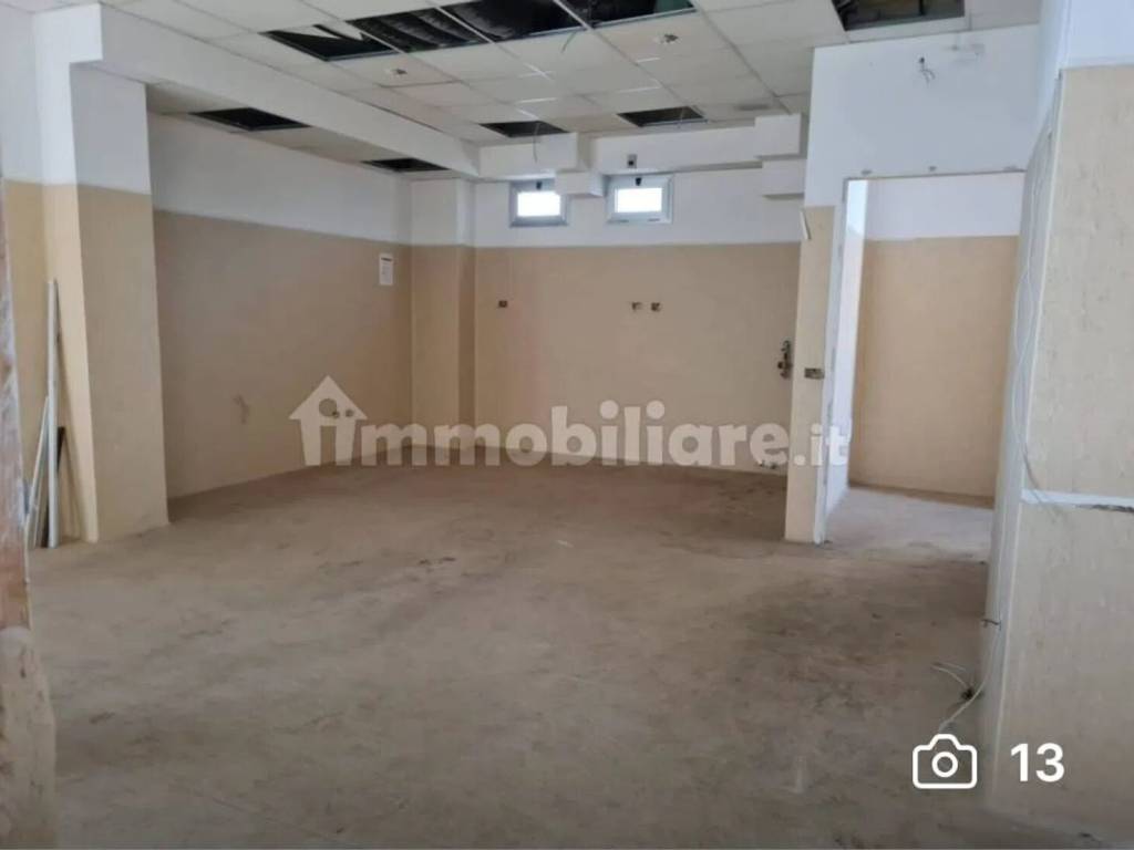 negozio in affitto a Pozzuoli in zona Monterusciello