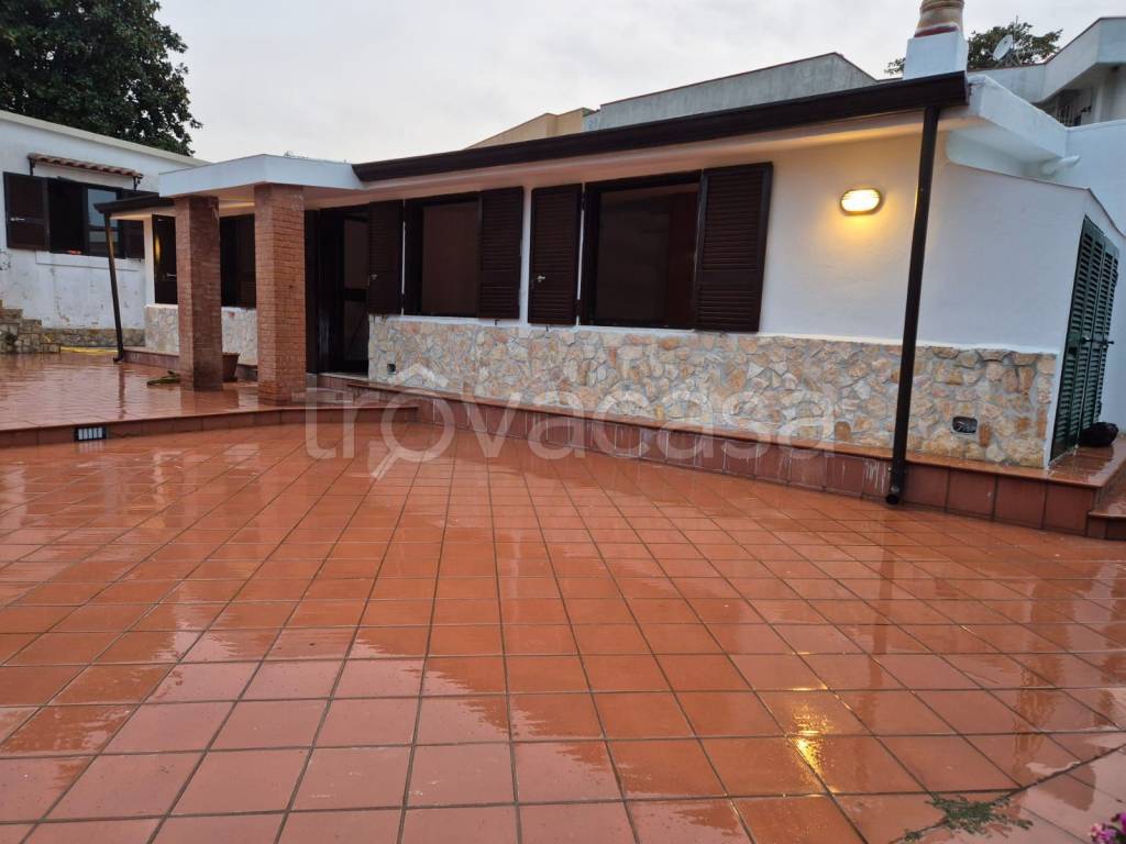 casa indipendente in affitto a Pozzuoli in zona Monterusciello
