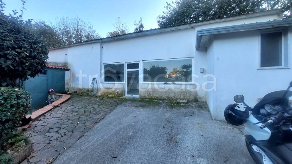 negozio in affitto a Pozzuoli
