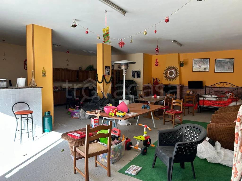 negozio in affitto a Pozzuoli