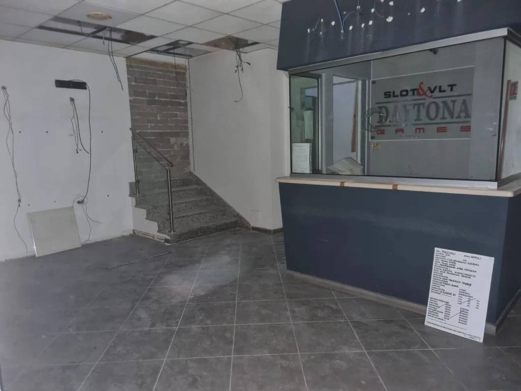 negozio in affitto a Pozzuoli in zona Monterusciello