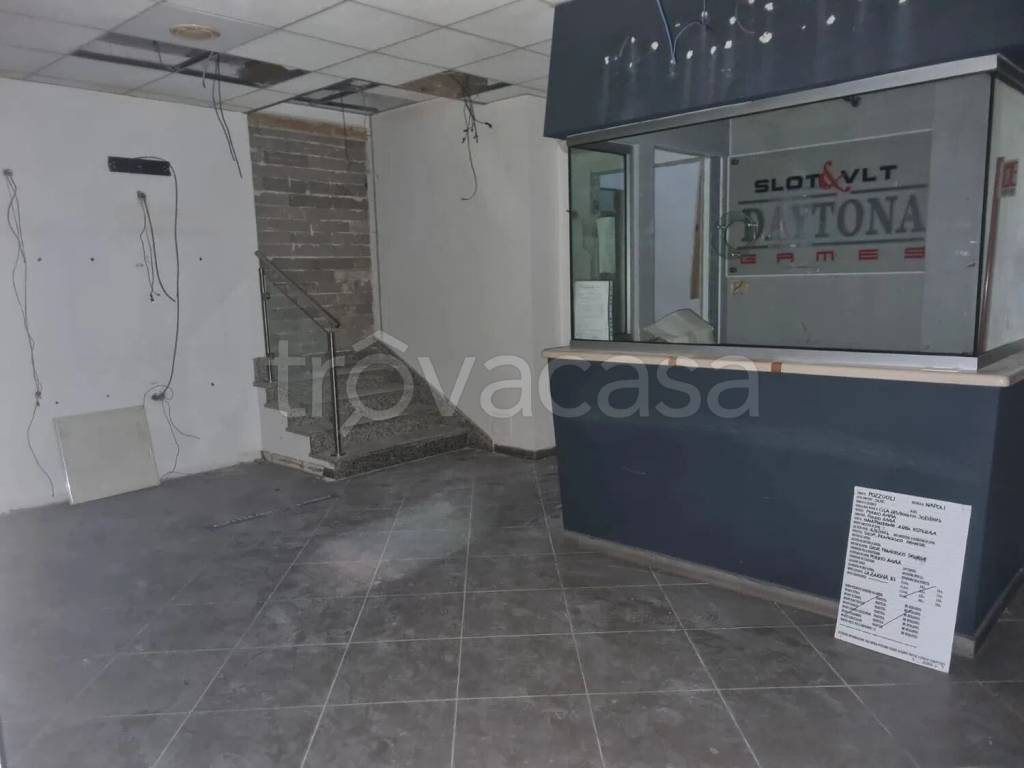 negozio in affitto a Pozzuoli in zona Monterusciello