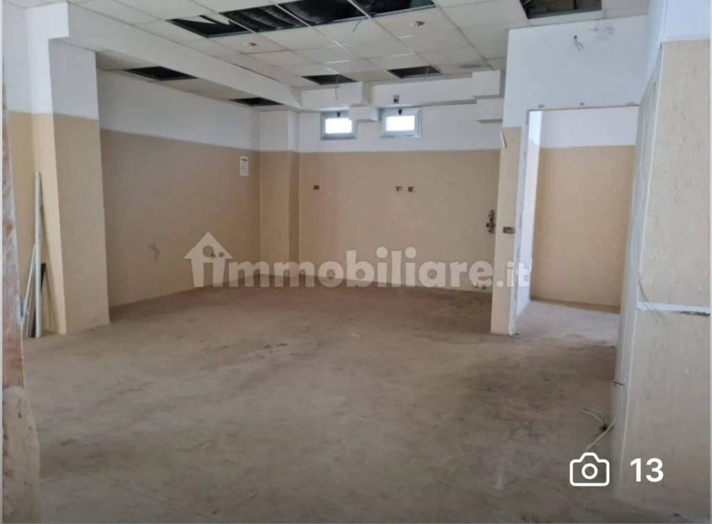negozio in affitto a Pozzuoli in zona Monterusciello