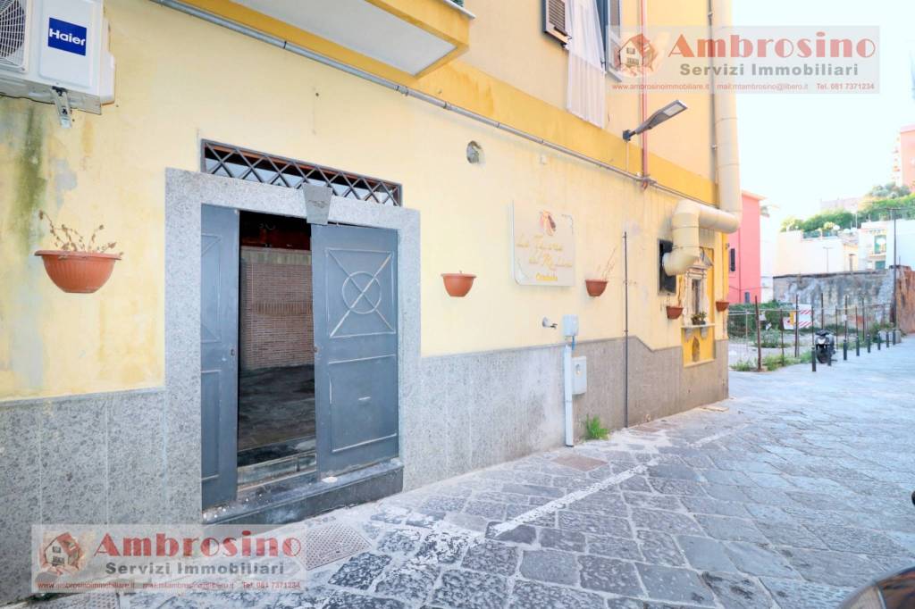 negozio in affitto a Pozzuoli