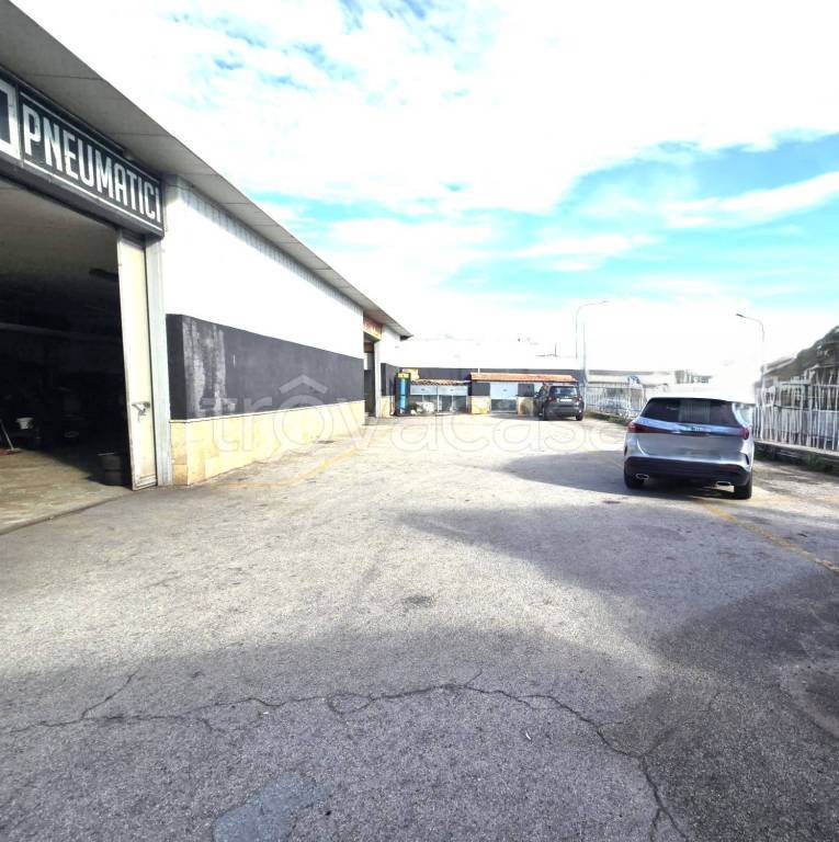 locale commerciale in affitto a Pozzuoli