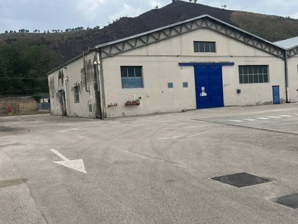 locale commerciale in affitto a Pozzuoli