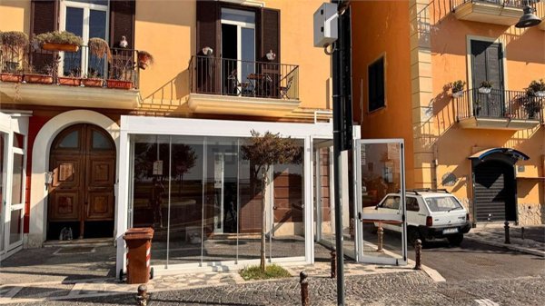 locale commerciale in affitto a Pozzuoli