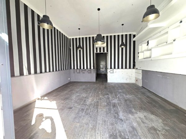 locale commerciale in affitto a Pozzuoli