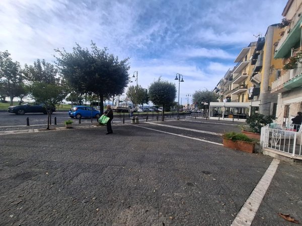 locale commerciale in affitto a Pozzuoli