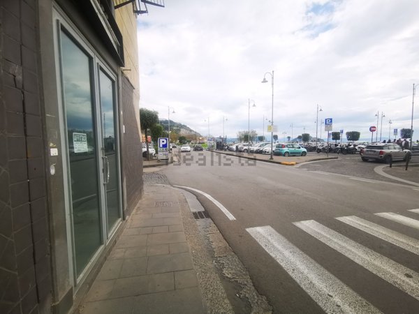 locale commerciale in affitto a Pozzuoli