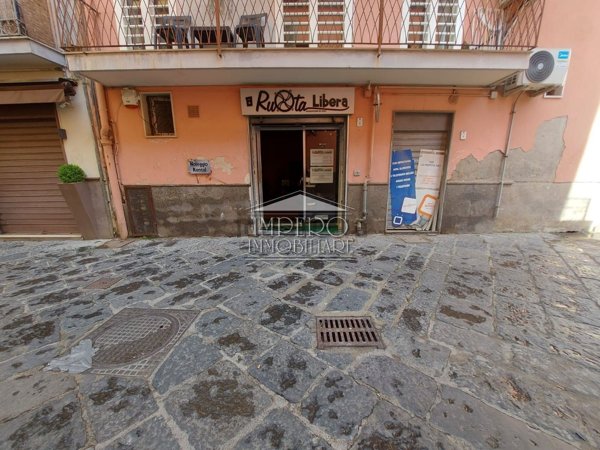 locale commerciale in affitto a Pozzuoli