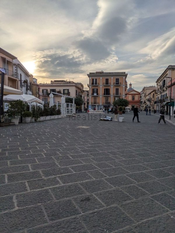 locale commerciale in affitto a Pozzuoli