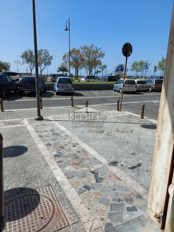 locale commerciale in affitto a Pozzuoli