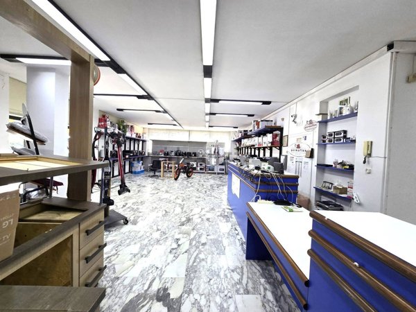 locale commerciale in affitto a Pozzuoli