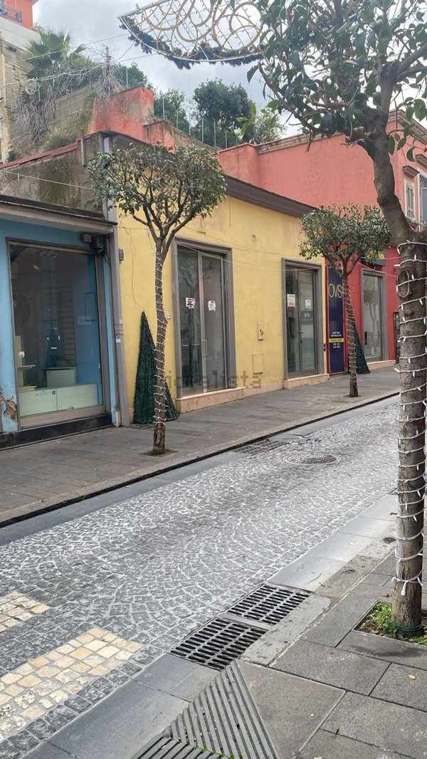 locale commerciale in affitto a Pozzuoli
