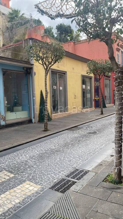 negozio in affitto a Pozzuoli