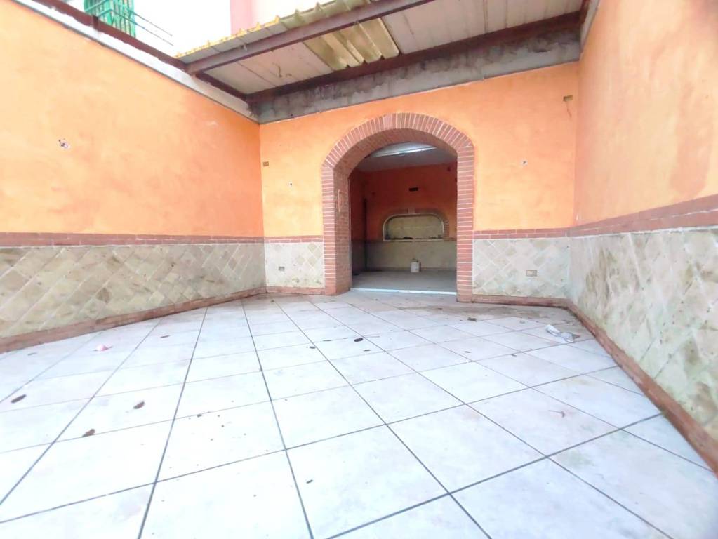 negozio in affitto a Pozzuoli in zona Monterusciello