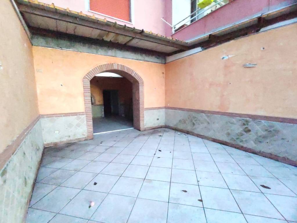 negozio in affitto a Pozzuoli in zona Monterusciello