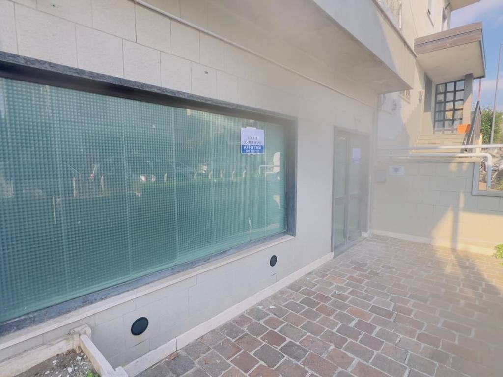 locale commerciale in affitto a Pozzuoli in zona Solfatara