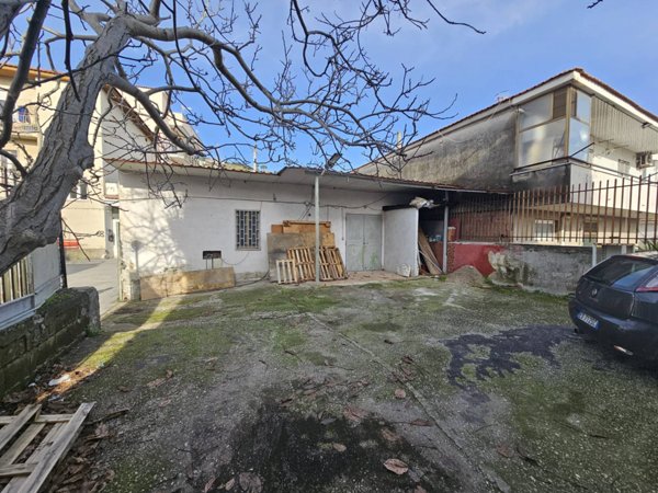 locale commerciale in affitto a Pozzuoli in zona Pisciarelli