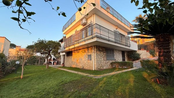 casa indipendente in affitto a Pozzuoli in zona Licola Lido