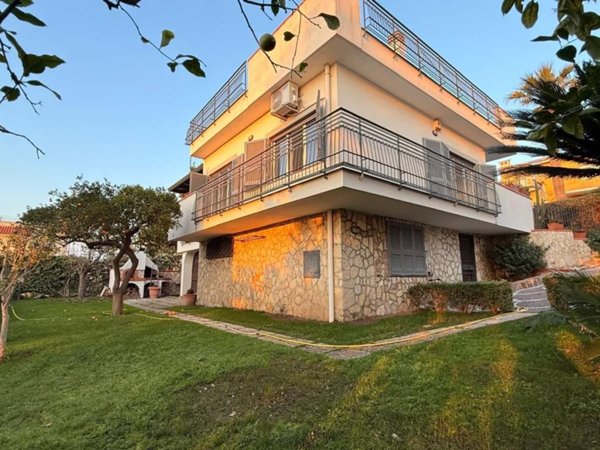 casa indipendente in affitto a Pozzuoli in zona Licola Lido