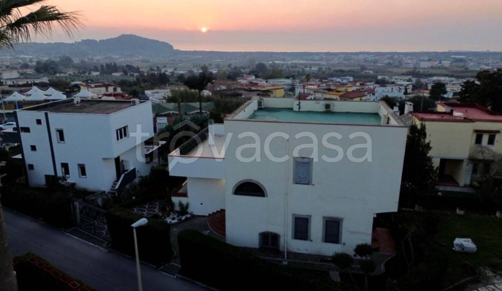 casa indipendente in affitto a Pozzuoli in zona Licola Lido