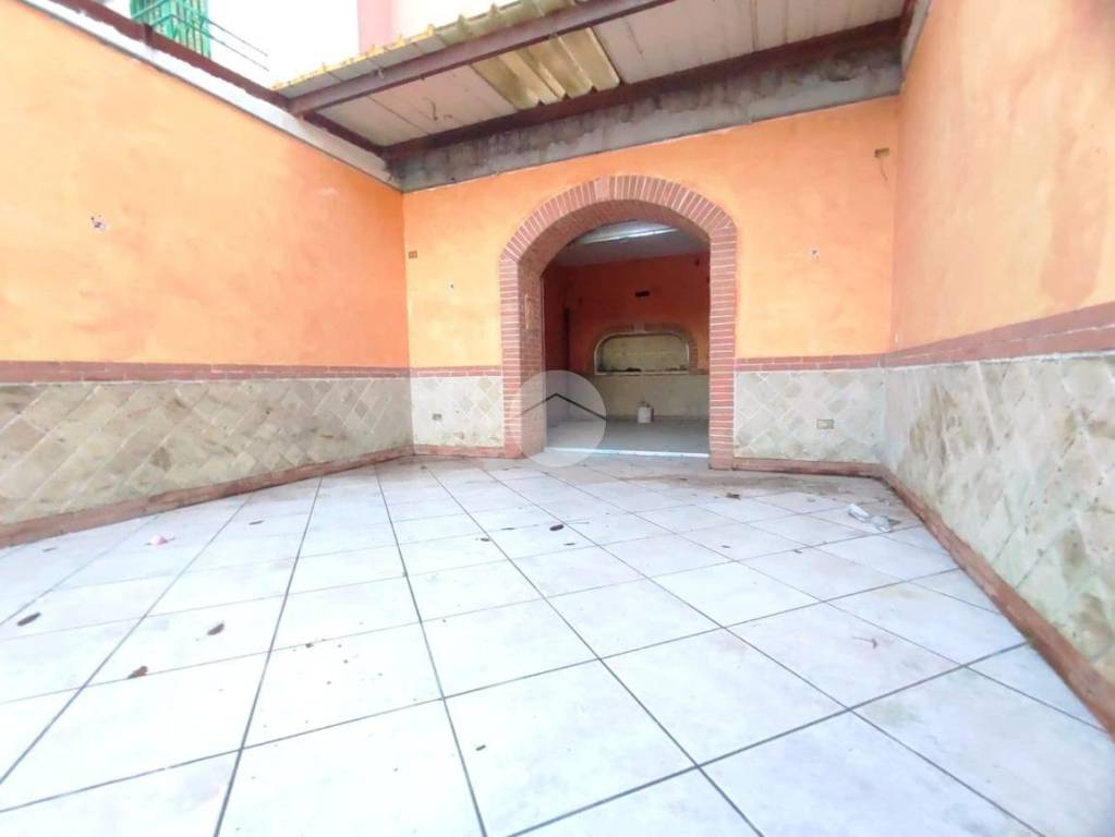 locale commerciale in affitto a Pozzuoli in zona Monterusciello