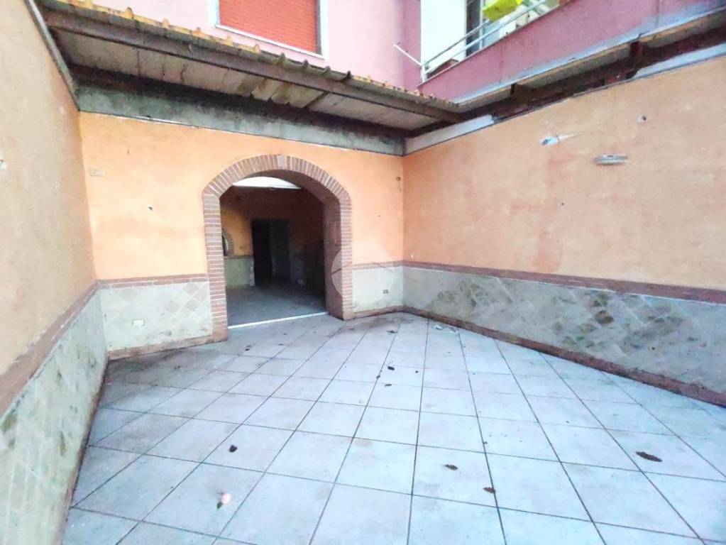 locale commerciale in affitto a Pozzuoli in zona Monterusciello