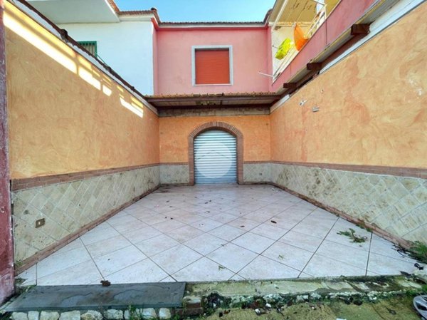 locale commerciale in affitto a Pozzuoli in zona Monterusciello