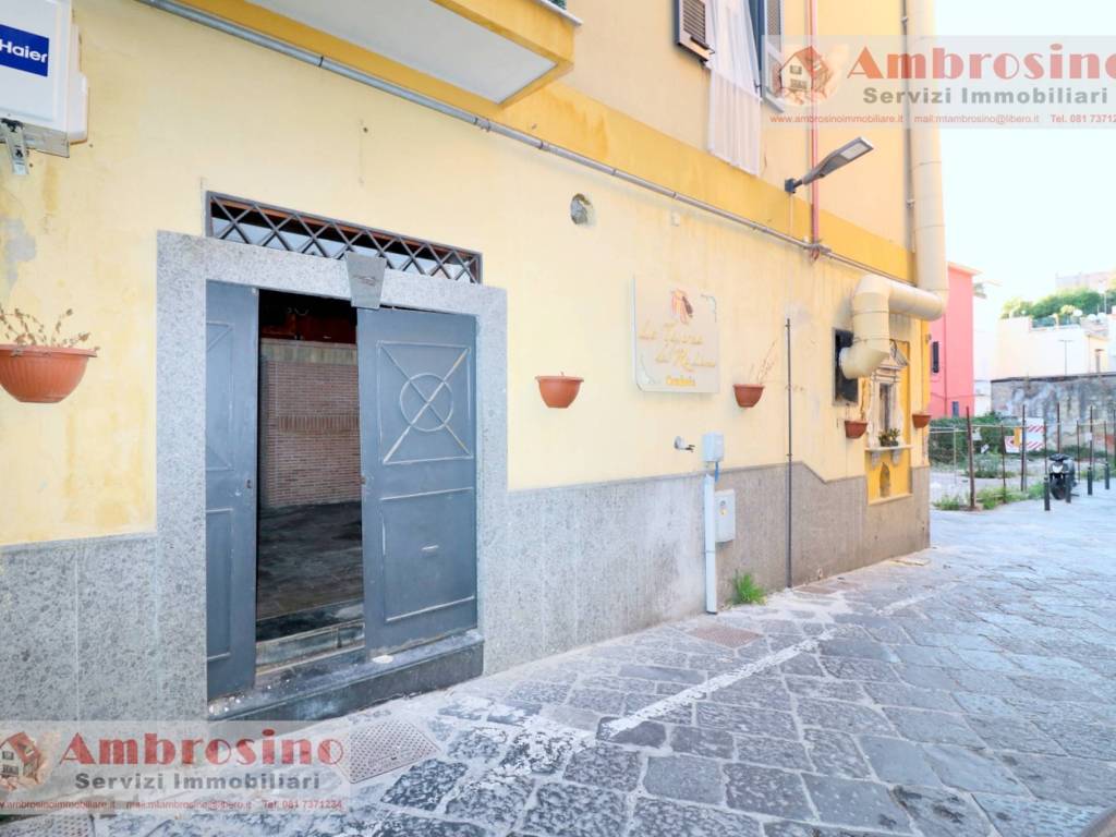 negozio in affitto a Pozzuoli