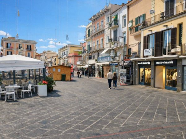 negozio in affitto a Pozzuoli