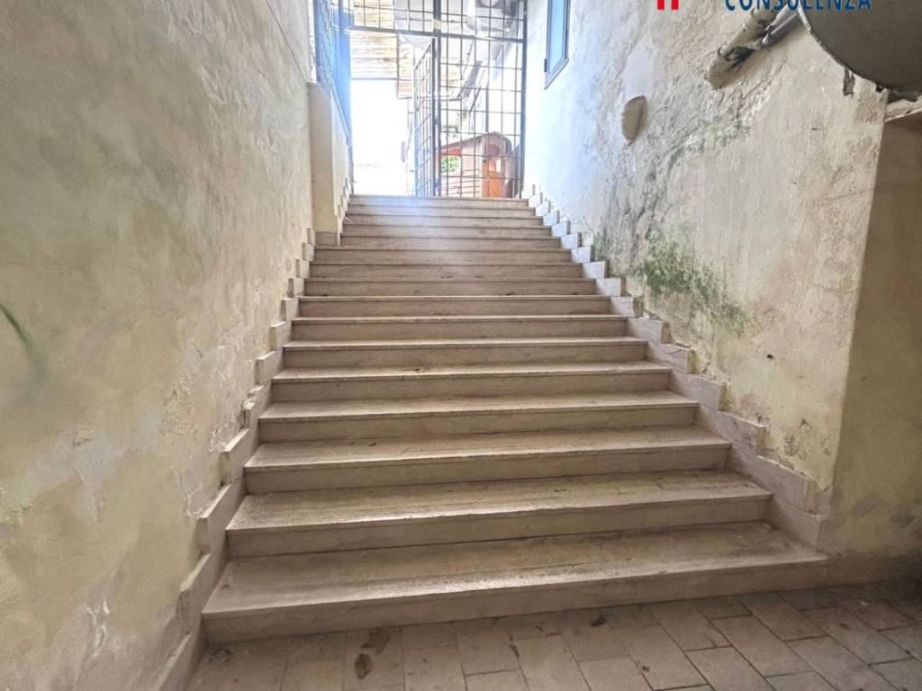 locale commerciale in affitto a Pozzuoli in zona Monterusciello