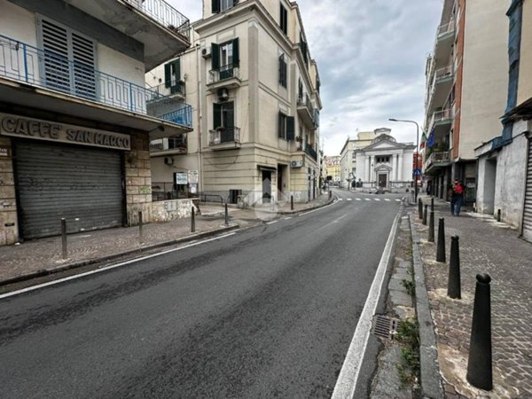 negozio in affitto a Pozzuoli