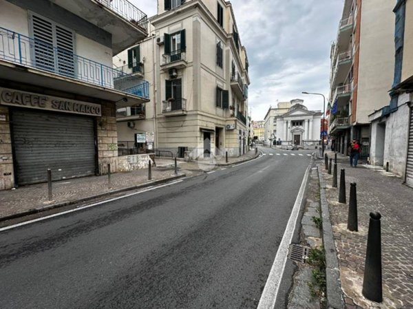 negozio in affitto a Pozzuoli