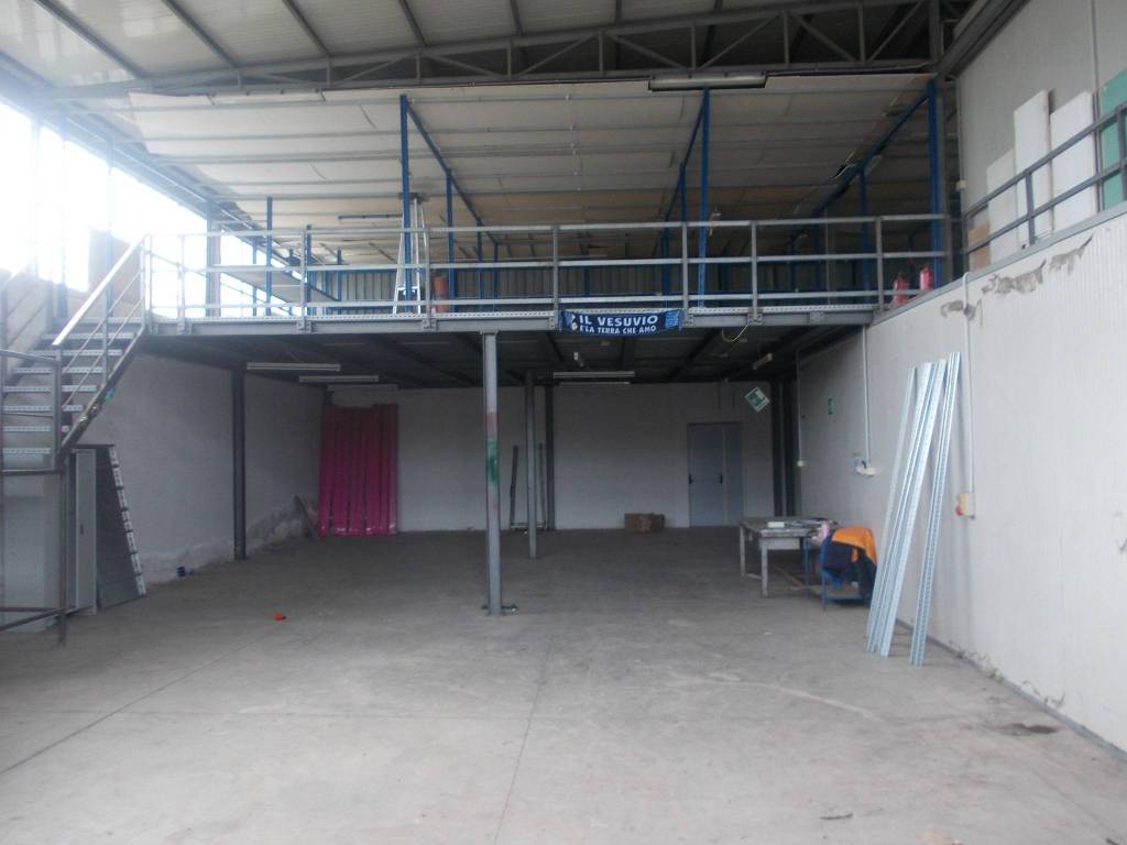 locale commerciale in affitto a Pozzuoli in zona Monterusciello