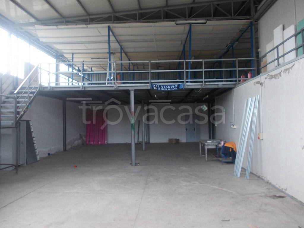 locale commerciale in affitto a Pozzuoli in zona Monterusciello