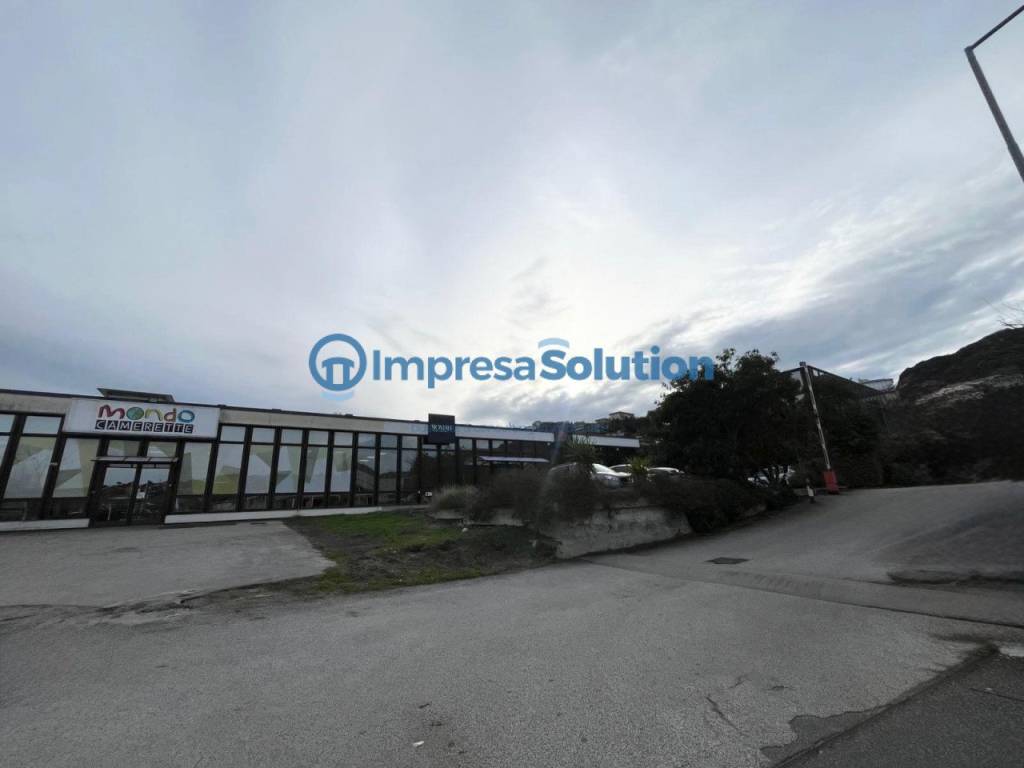 locale commerciale in affitto a Pozzuoli