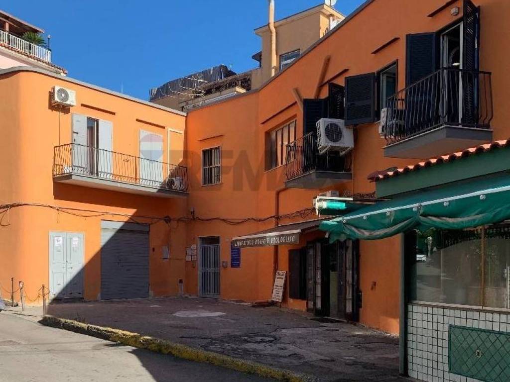 negozio in affitto a Pozzuoli in zona Arco Felice