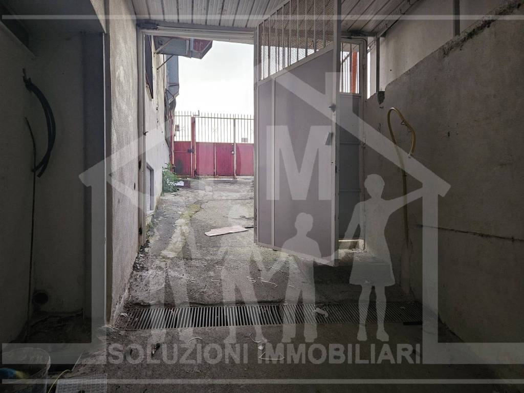 locale commerciale in affitto a Pozzuoli in zona Monterusciello