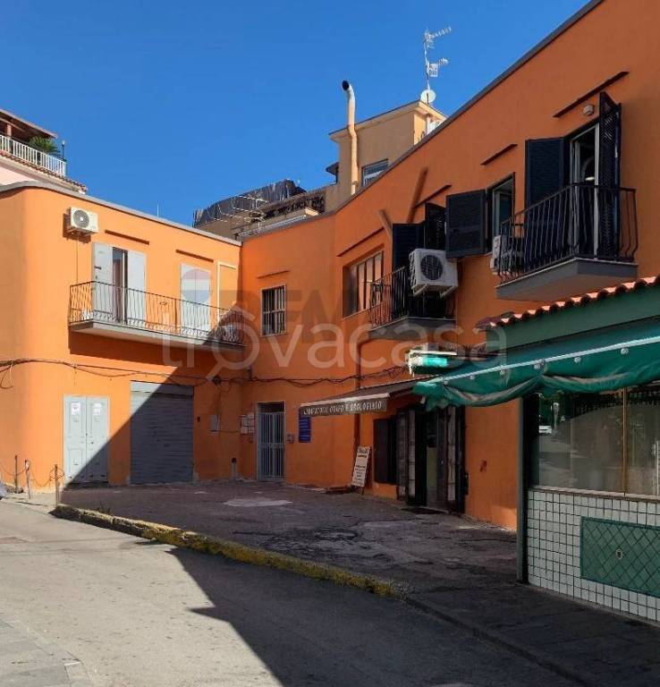 negozio in affitto a Pozzuoli in zona Arco Felice