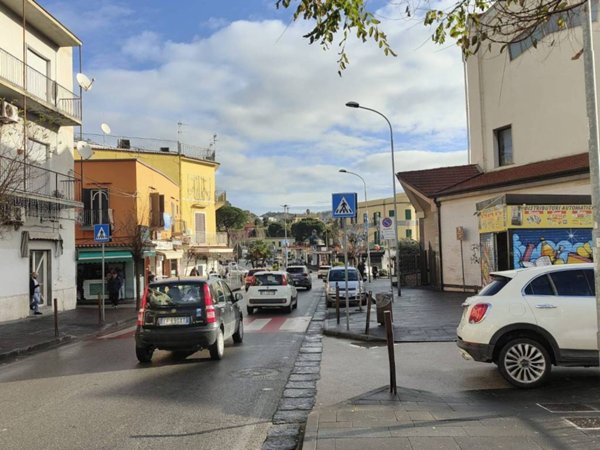 negozio in affitto a Pozzuoli in zona Arco Felice