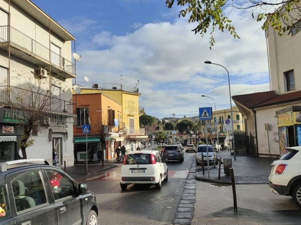 negozio in affitto a Pozzuoli in zona Arco Felice