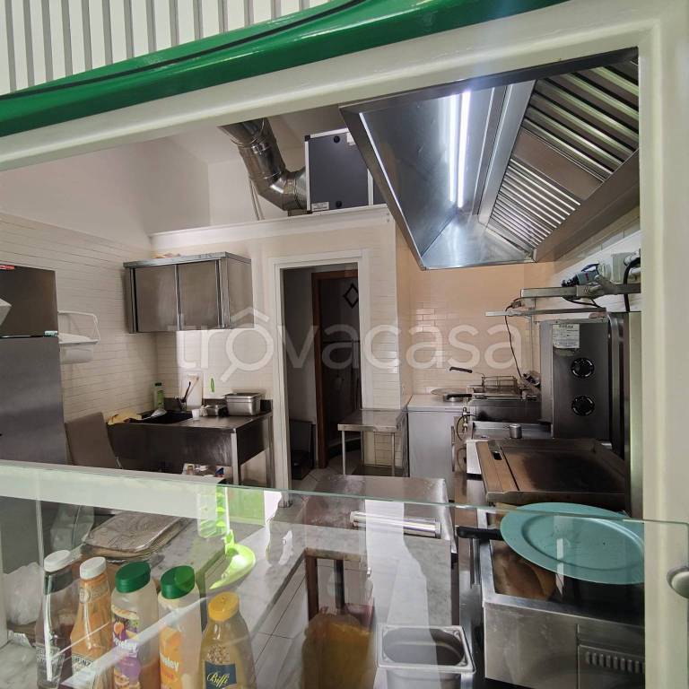 negozio in affitto a Pozzuoli in zona Arco Felice